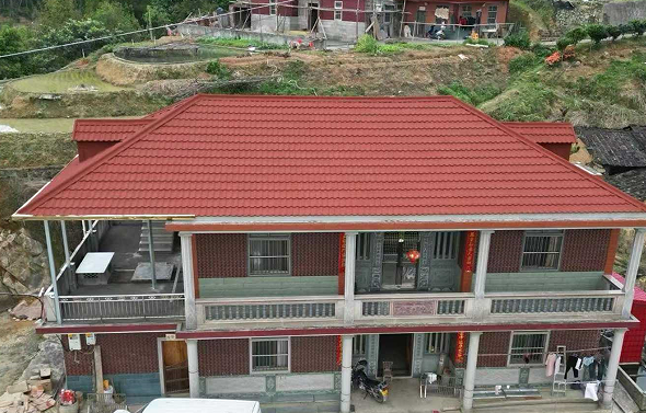 平改坡屋顶如何选择材料?彩石金属瓦是性价比优选!