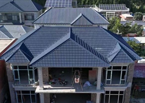 瓦房屋顶改造选彩石金属瓦，省心耐用还美观